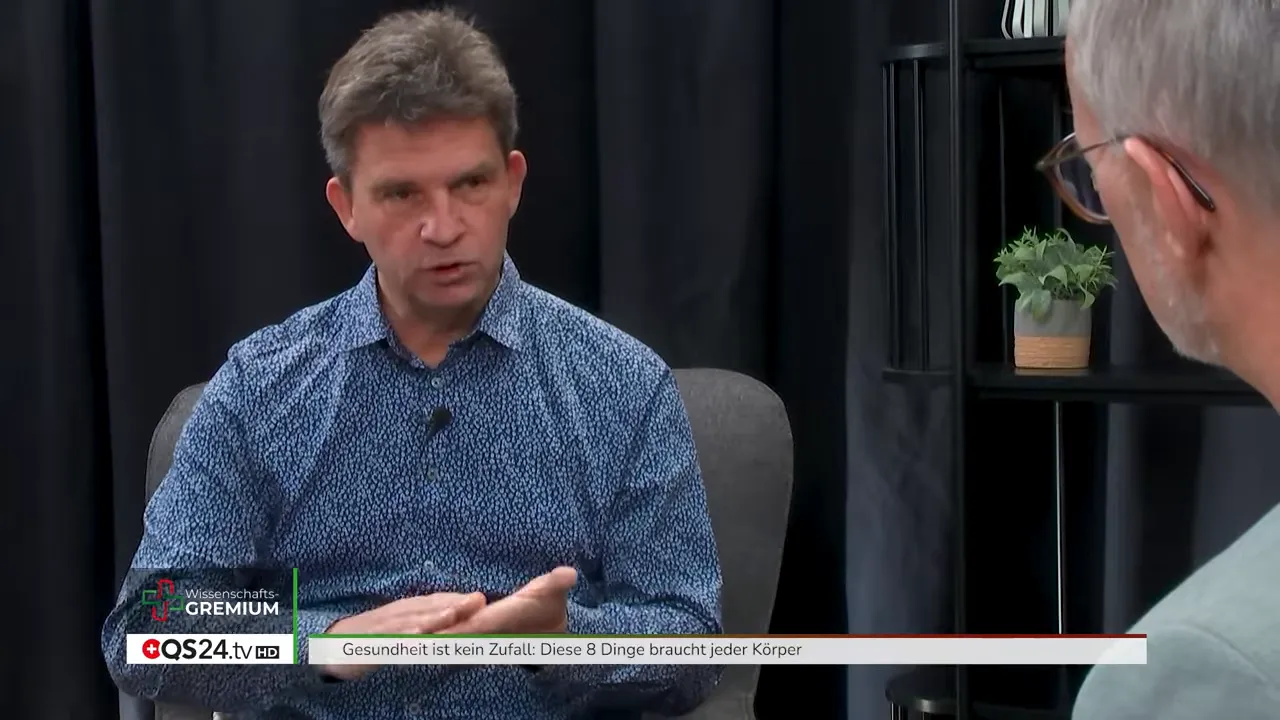 Experte im Interviewstudio erklärt Gesundheitsbasis mit Gestik