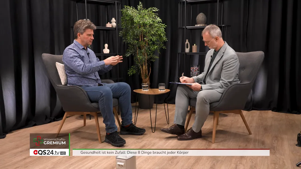 Experte im Interviewstudio erklärt die Bedeutung von Darmflora und Verdauung für die Gesundheitsbasis