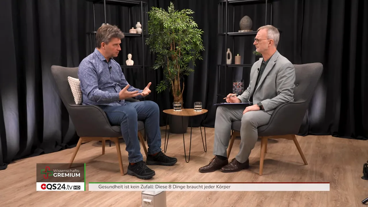 Zwei Experten im Interviewstudio im Gespräch über die Grundlagen von Gesundheit