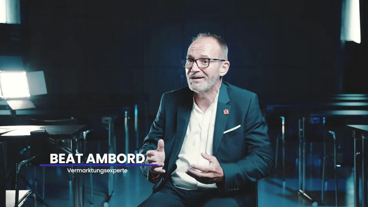 Beat Ambord im Interview mit eingeblendeter Namenszeile 'BEAT AMBORD – Vermarktungsexperte', gestikulierend