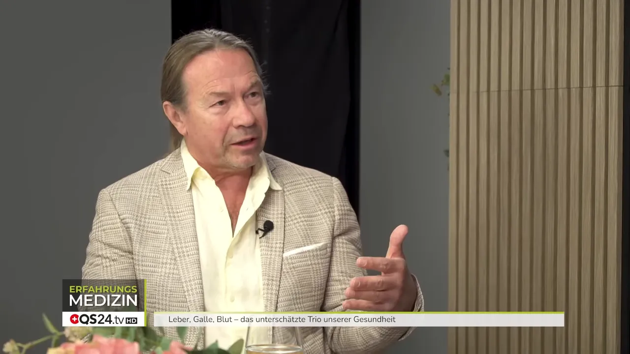 Experte im Interview mit ausladender Handgeste, erklärt emotionale Warnsignale