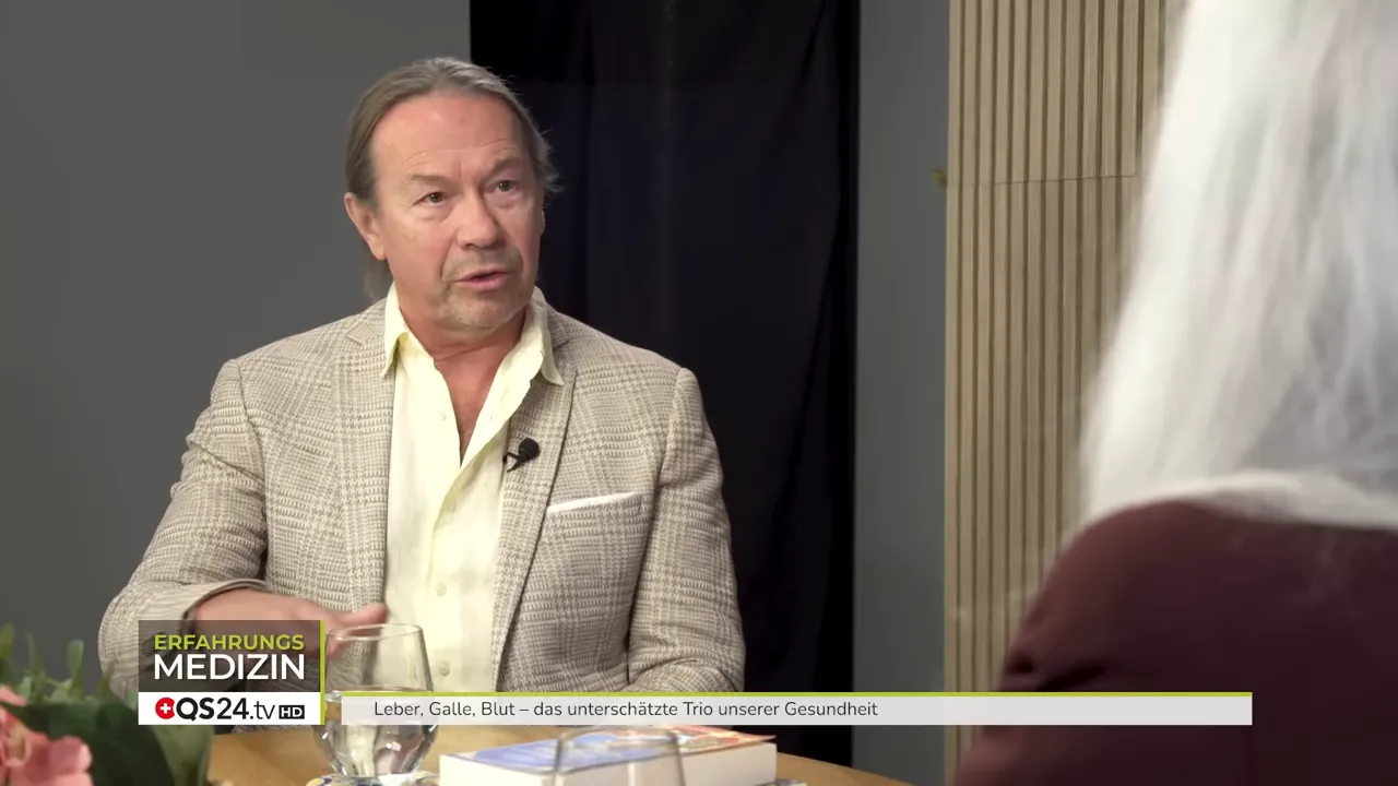 Thomas Dunckenberger gestikuliert beim Erklären der Leberfunktion