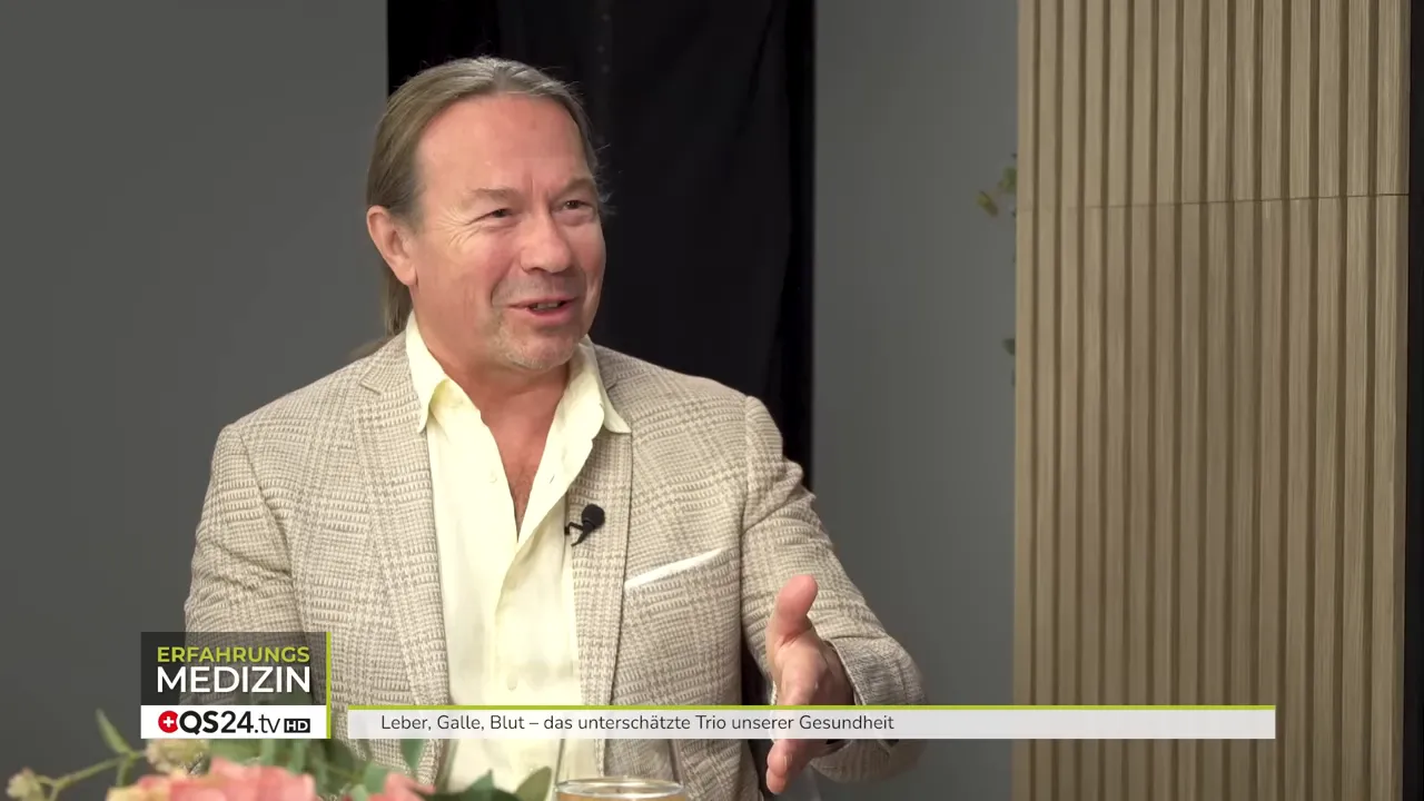 Heilpraktiker gestikuliert und erklärt die Rolle der Leber im Stoffwechsel