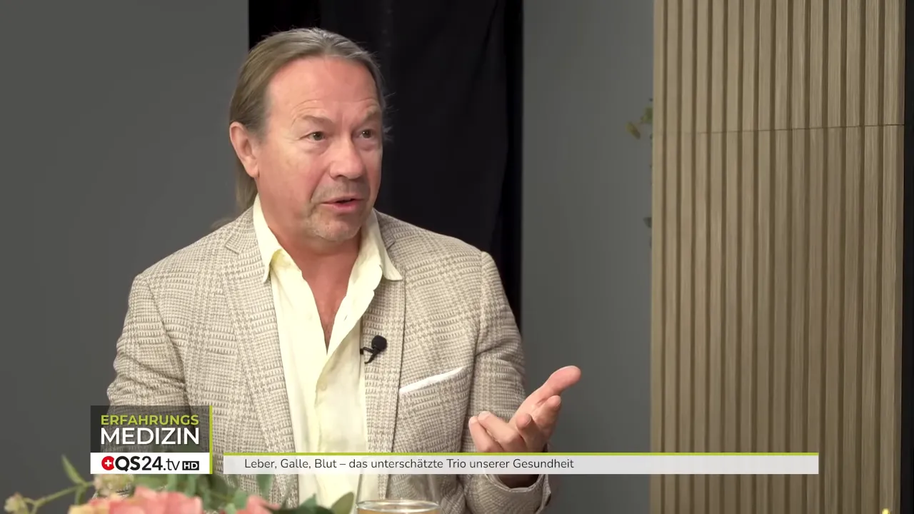 Thomas Dunckenberger erklärt mit offener Hand, nennt Empfehlungen