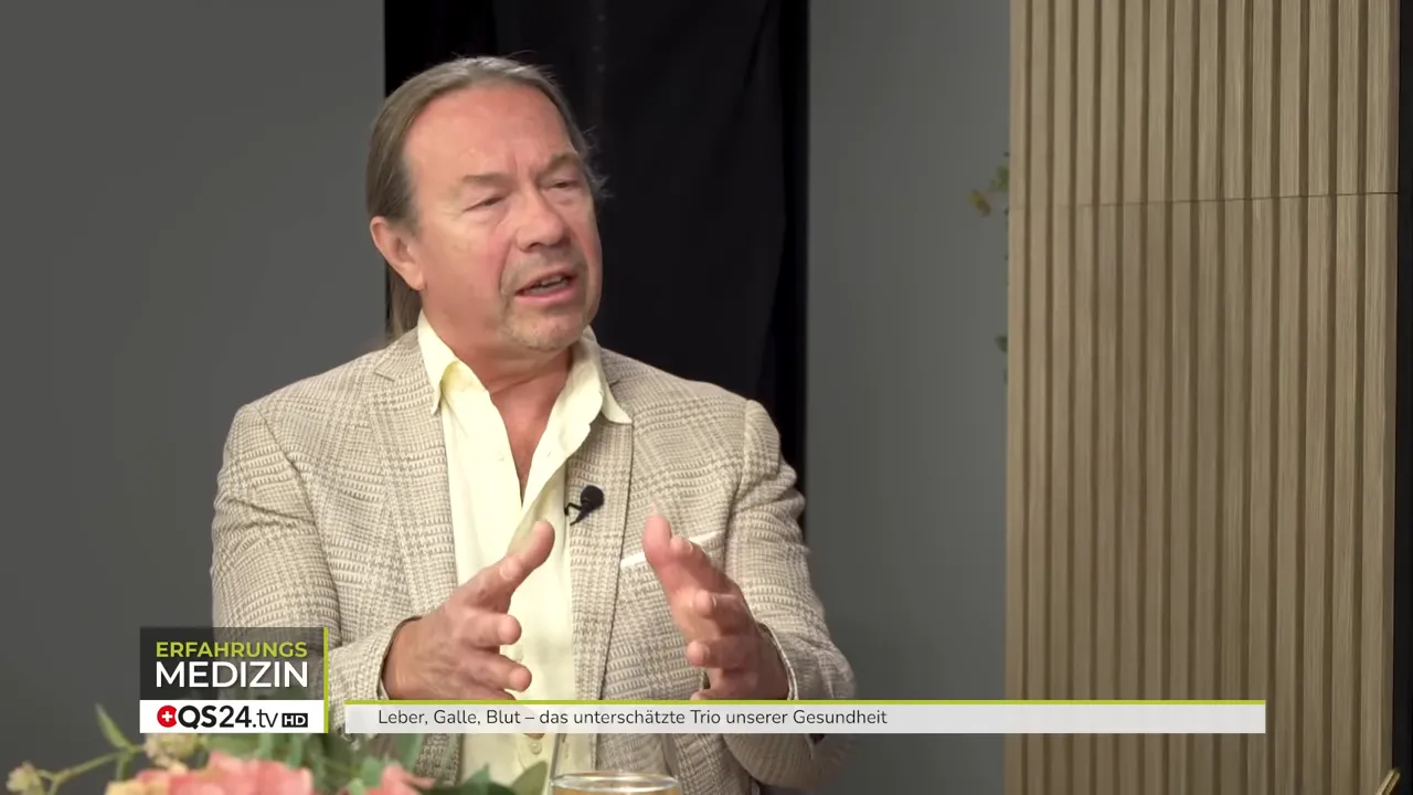 Thomas Dunckenberger gestikuliert mit beiden Händen und erklärt emotionale Warnsignale