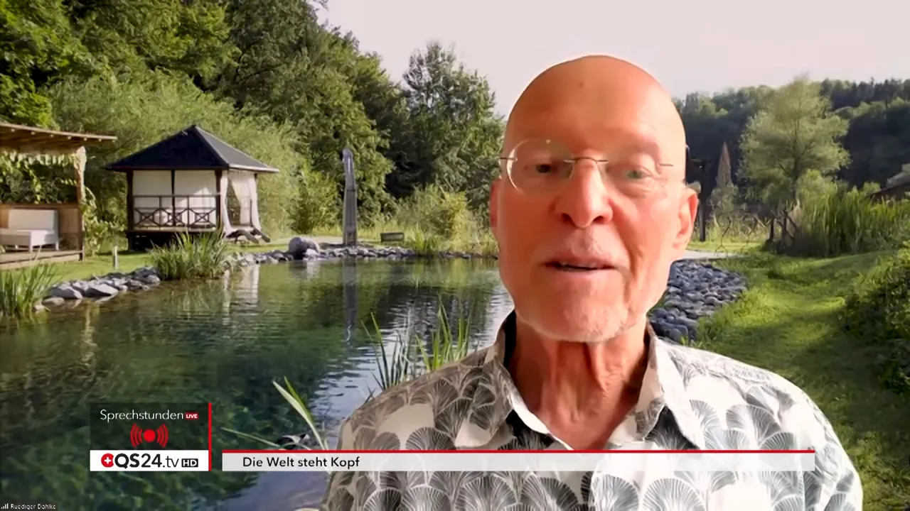 Experte per Videoanruf vor einem naturnahen Badeteich mit Gartenhütte