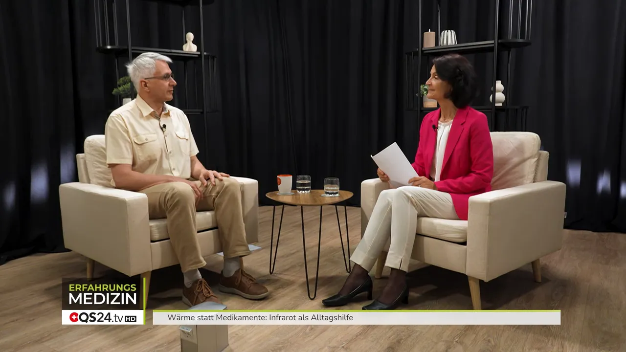 Wärme statt Medikamente - Interview mit Kurt Allenspach, Infrarot-Experte 2 Weitwinkelaufnahme des Interviews mit Kurt Allenspach und Moderatorin über Infrarotkabine