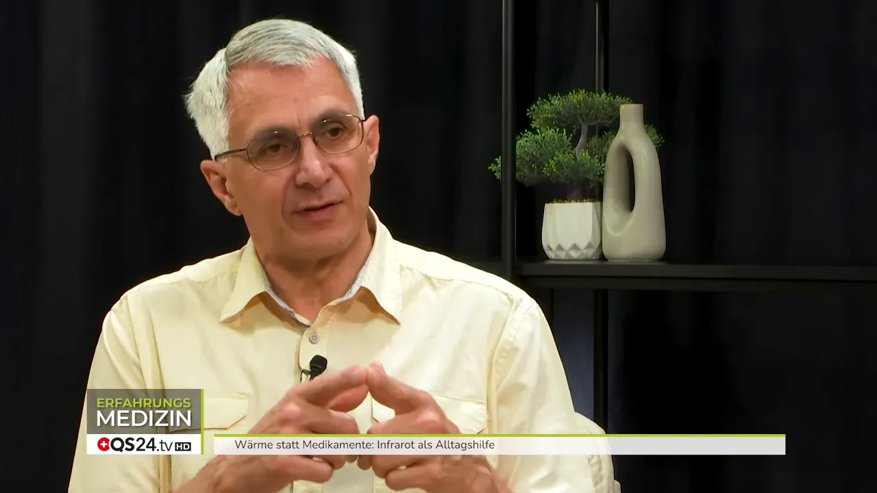 Wärme statt Medikamente - Interview mit Kurt Allenspach, Infrarot-Experte 4 Kurt Allenspach im Interview mit gefalteten Händen, erklärt emotionale Effekte der Infrarotkabine