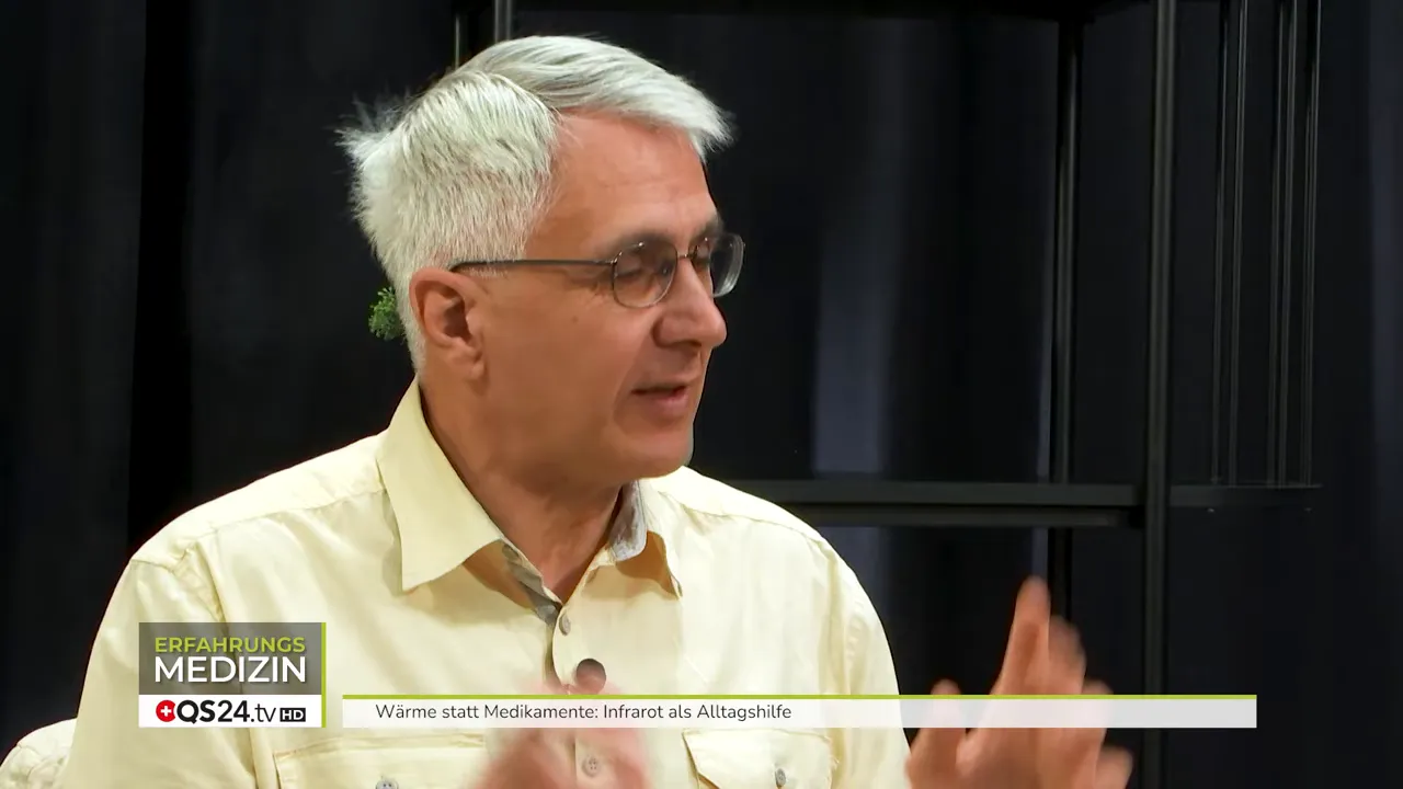 Wärme statt Medikamente - Interview mit Kurt Allenspach, Infrarot-Experte 3 Kurt Allenspach gestikuliert und erklärt die emotionale Wirkung der Infrarotkabine