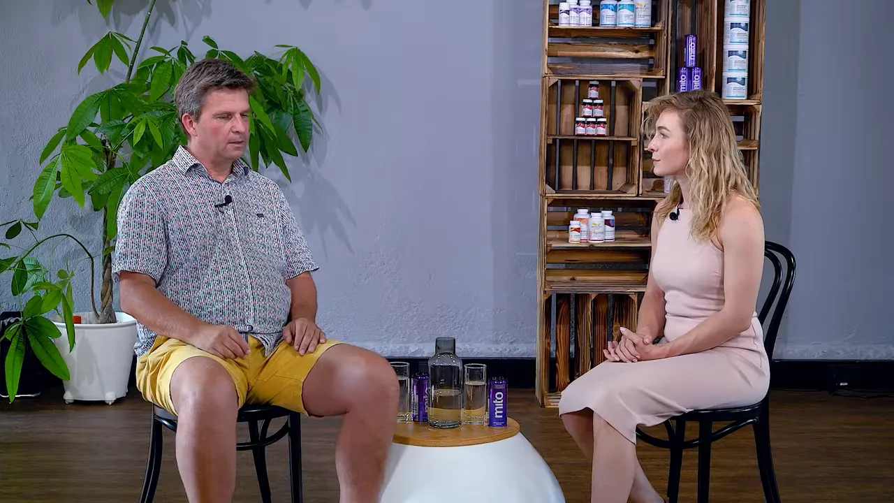 Interview im Studio mit Blick auf Supplemente und Getränke zur Erklärung von Ernährungsstrategie bei Long Covid und chronischer Müdigkeit