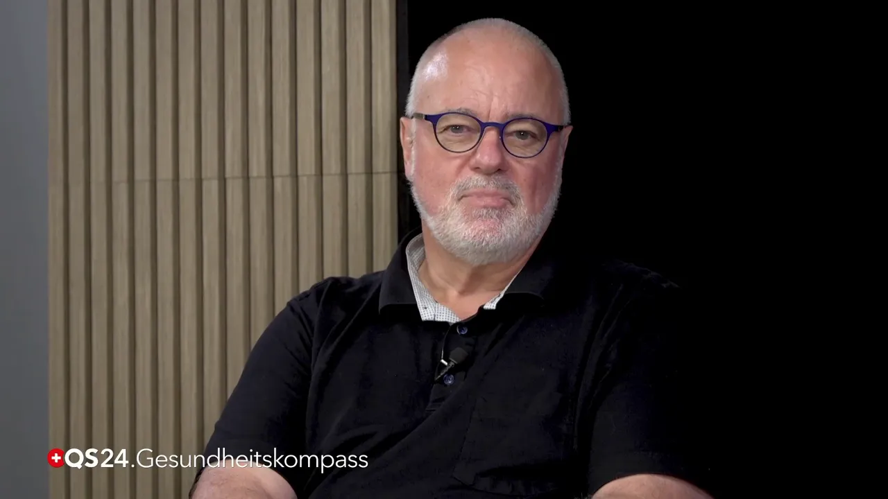 Klares Studiobild eines Interviewten mit QS24-Logo