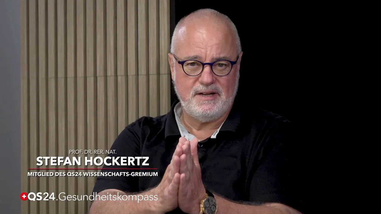 Interviewgast im QS24‑Studio, gestikulierend beim Erklären des Konzepts