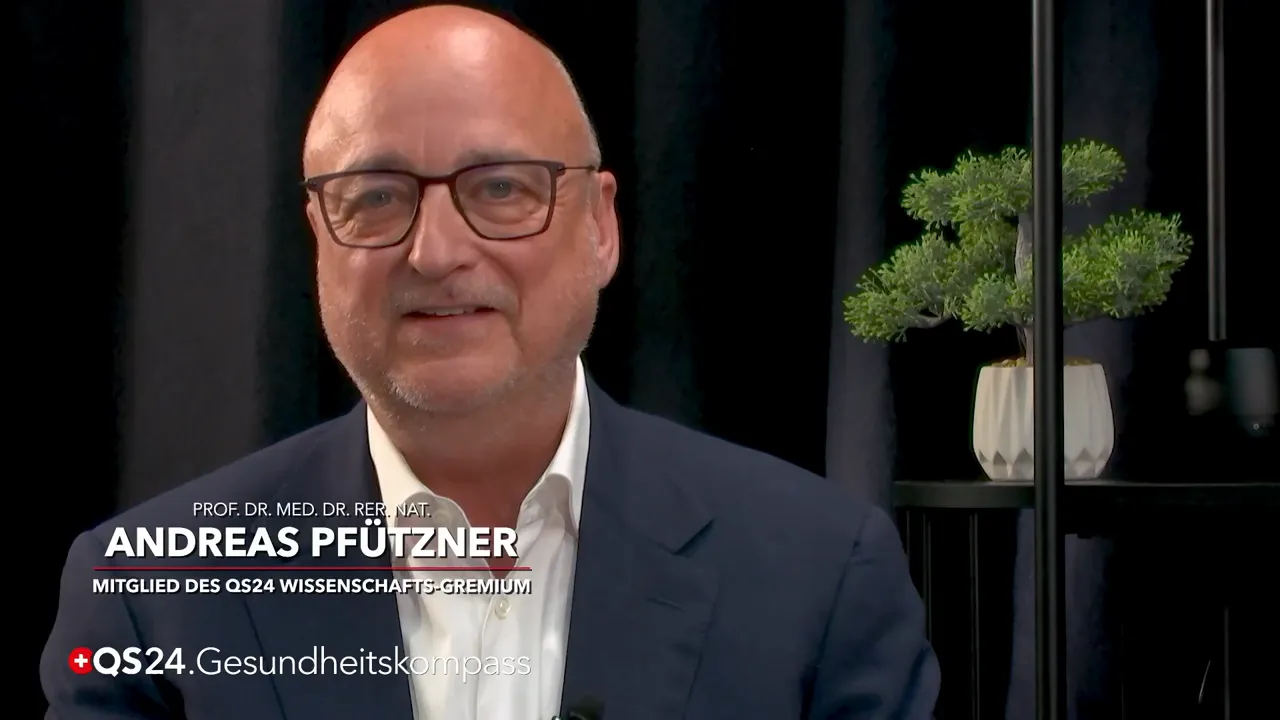 Portrait eines QS24-Experten im Studio mit unteren Einblendungen zur Rolle