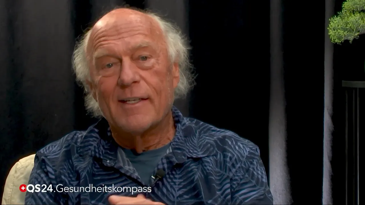 Moderator spricht im QS24 Studio über das hybride Zeitungskonzept