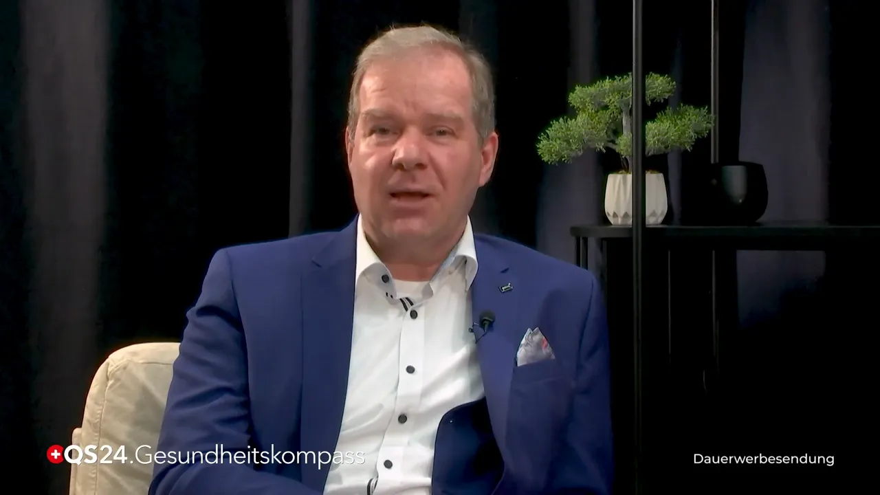 Klares Portrait eines Studiogasts im Interview vor dunklem Hintergrund