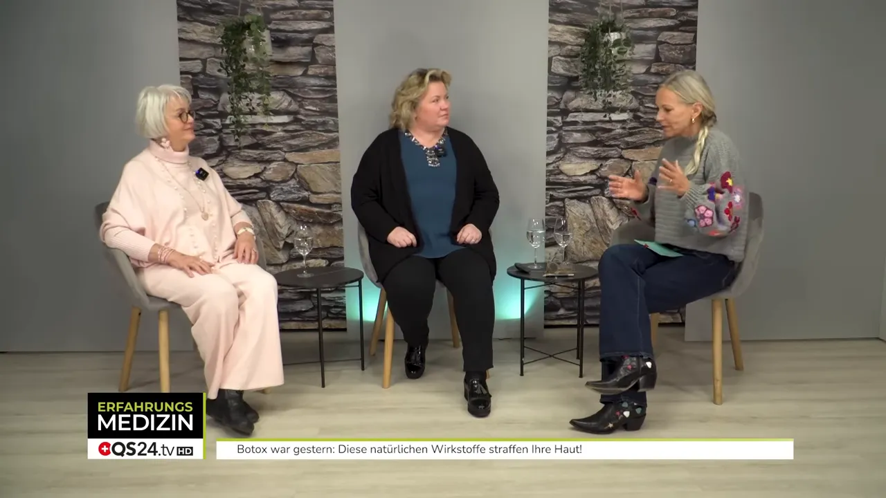 Drei Personen im Studio, rechts gestikulierende Gesprächsführerin gibt Ratschläge