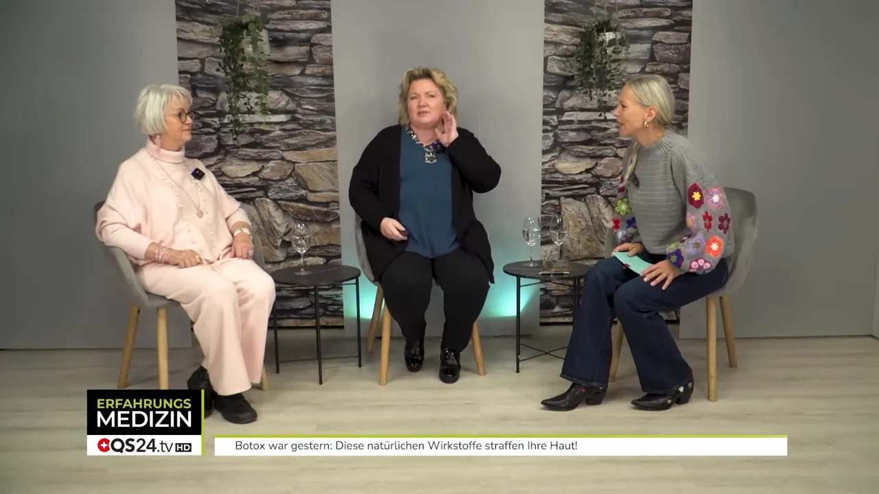 Studioaufnahme: Expertin sitzt in der Mitte und spricht, zwei Gesprächspartnerinnen links und rechts.