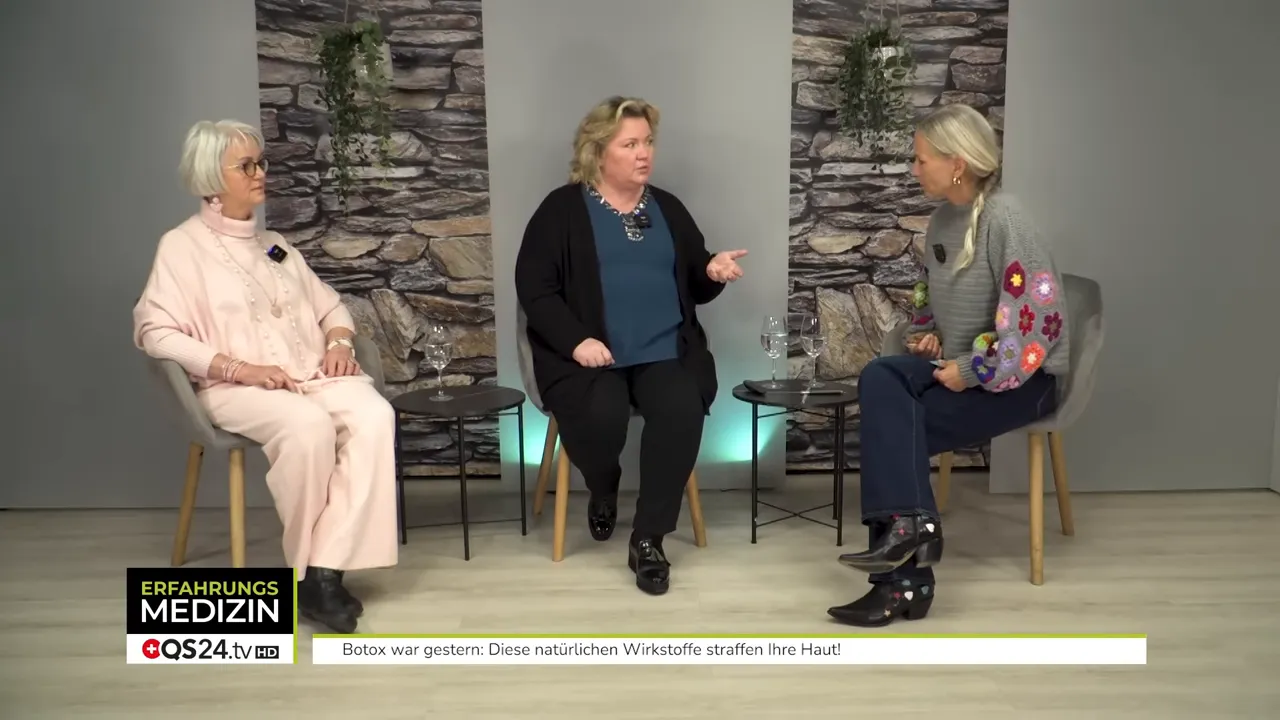 Breiter Blick auf die Gesprächsrunde im Studio, mittlere Person erläutert mit Handgesten