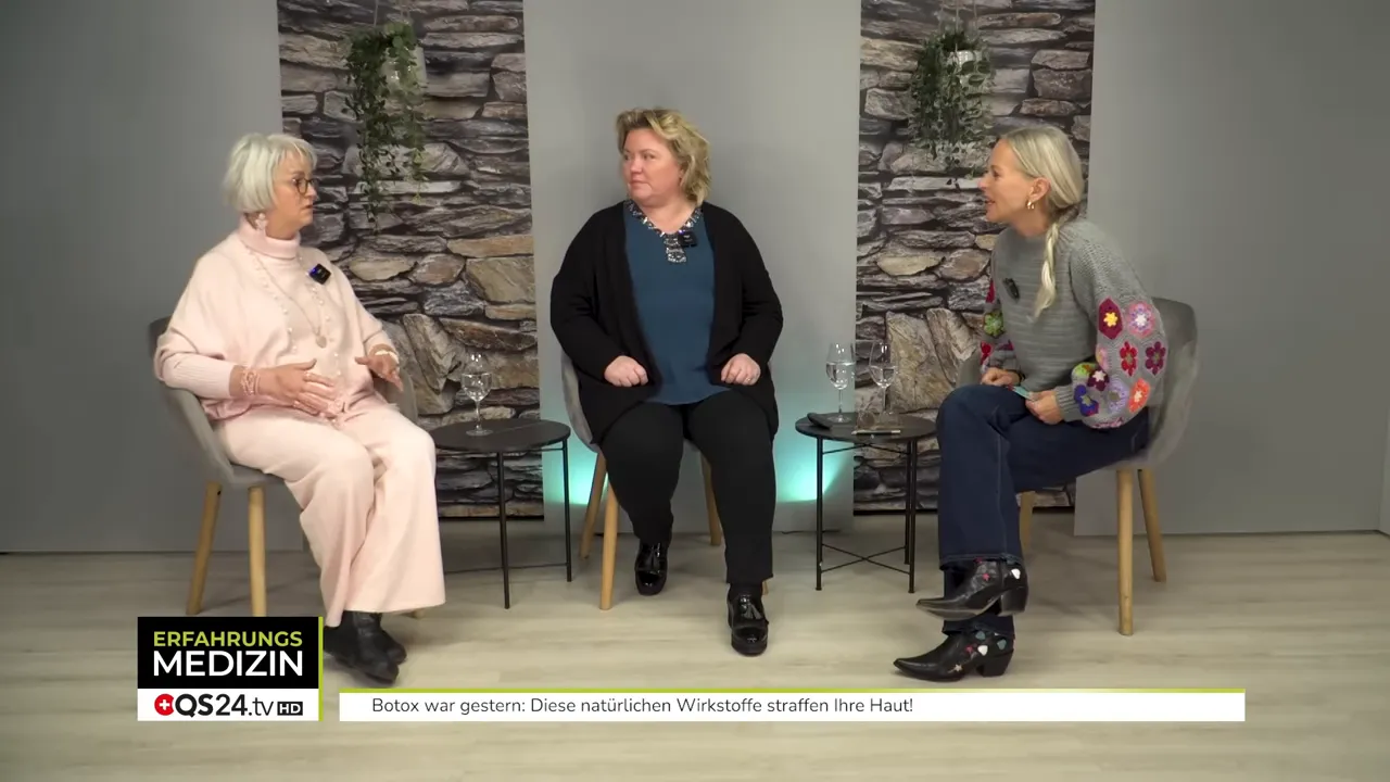 Drei Expertinnen im Studio im angeregten Austausch über Hautpflege‑Routine und sichtbare Ergebnisse