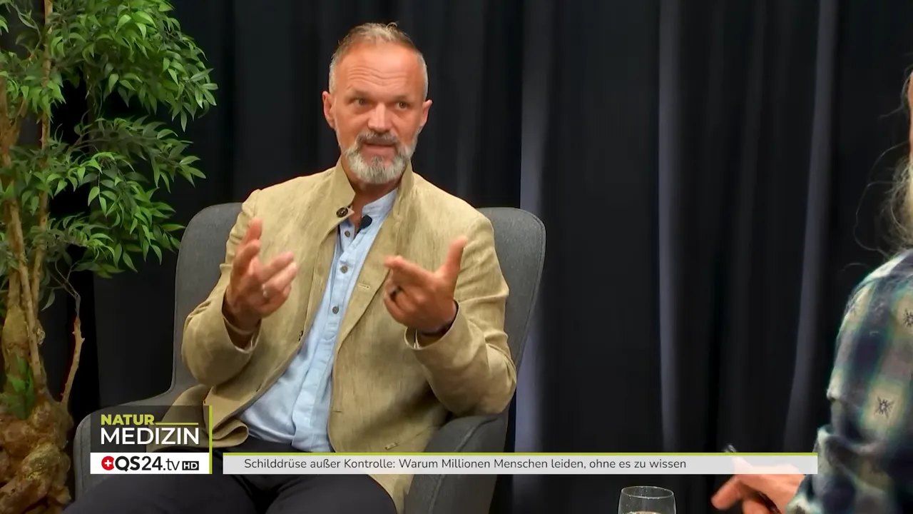 Wie die Schilddrüse Ihr Leben bestimmt - Interview mit Dr. Markus Stark, Ernährungsexperte und Dozent für Psycho‑Neuro‑Immunologie 9 Experte im Interview gestikulierend, erklärt Stoffwechselzusammenhänge im Studio