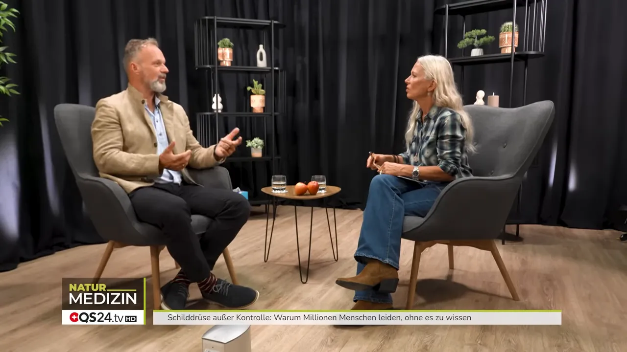 Wie die Schilddrüse Ihr Leben bestimmt - Interview mit Dr. Markus Stark, Ernährungsexperte und Dozent für Psycho‑Neuro‑Immunologie 10 Breite Aufnahme des Interviews mit beiden Gesprächspartnern und Tisch mit Äpfeln in der Mitte