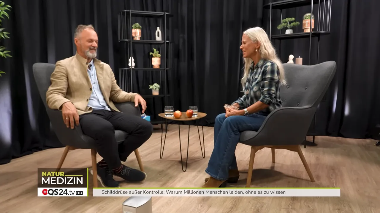 Wie die Schilddrüse Ihr Leben bestimmt - Interview mit Dr. Markus Stark, Ernährungsexperte und Dozent für Psycho‑Neuro‑Immunologie 11 Breite Studioaufnahme des Interviews: beide Gesprächspartner frontal sichtbar, kleiner Tisch in der Mitte