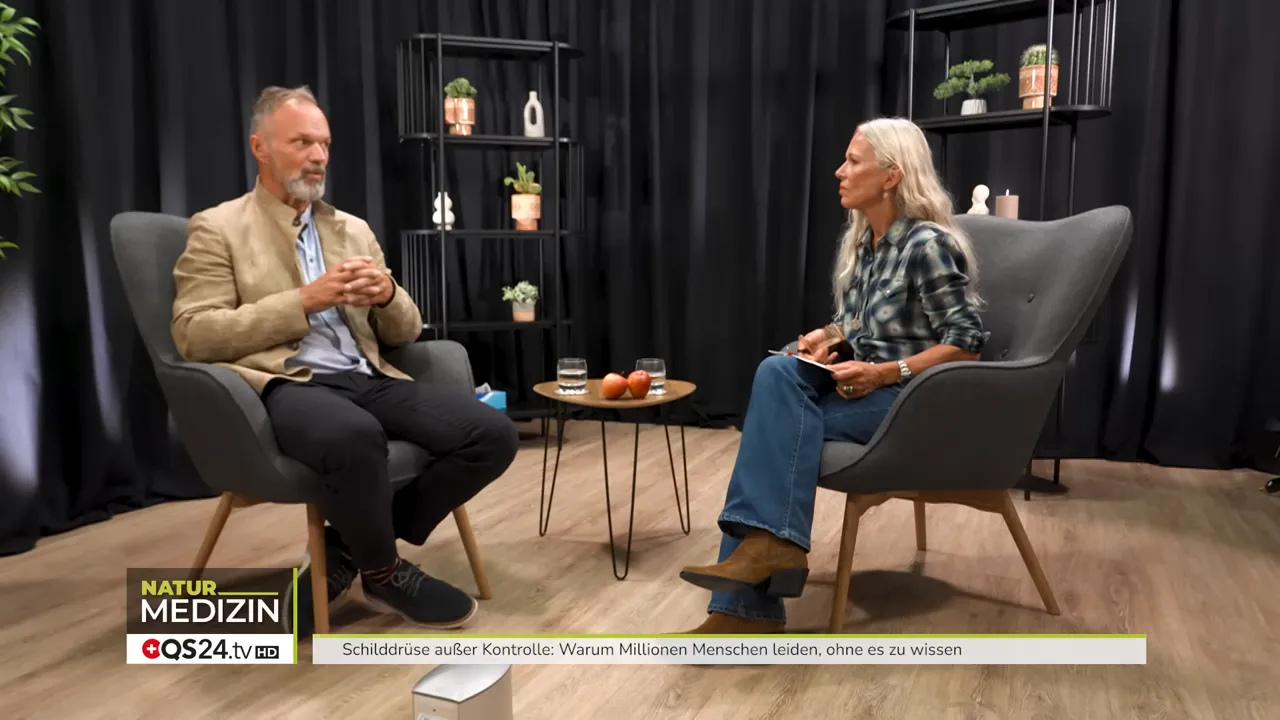 Wie die Schilddrüse Ihr Leben bestimmt - Interview mit Dr. Markus Stark, Ernährungsexperte und Dozent für Psycho‑Neuro‑Immunologie 4 Dr. Markus Stark und Moderatorin im Interview, Tisch mit Äpfeln als Symbol für Ernährung