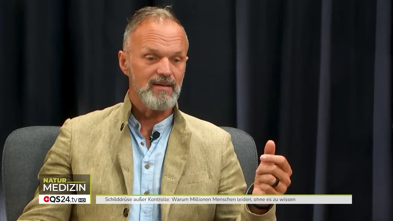 Wie die Schilddrüse Ihr Leben bestimmt - Interview mit Dr. Markus Stark, Ernährungsexperte und Dozent für Psycho‑Neuro‑Immunologie 5 Männlicher Experte frontal im Studio, ruhige Mimik und erklärende Handbewegung