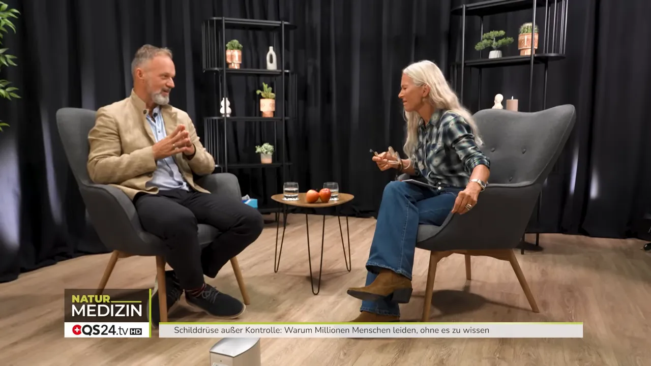 Wie die Schilddrüse Ihr Leben bestimmt - Interview mit Dr. Markus Stark, Ernährungsexperte und Dozent für Psycho‑Neuro‑Immunologie 3 Weitbild des Gesprächs zwischen Experte und Moderatorin im Studio