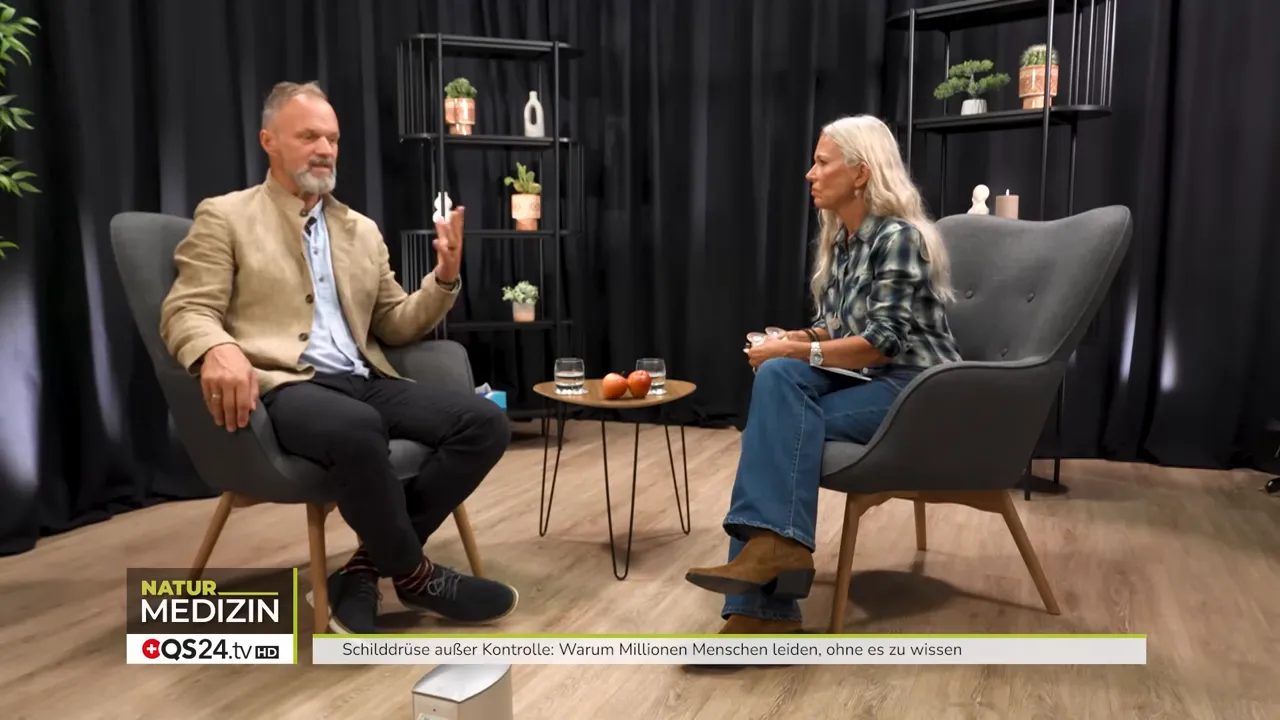 Wie die Schilddrüse Ihr Leben bestimmt - Interview mit Dr. Markus Stark, Ernährungsexperte und Dozent für Psycho‑Neuro‑Immunologie 7 Totale des Interviews: Dr. Markus Stark und Moderatorin sitzen sich gegenüber, Gestik und Setting gut sichtbar