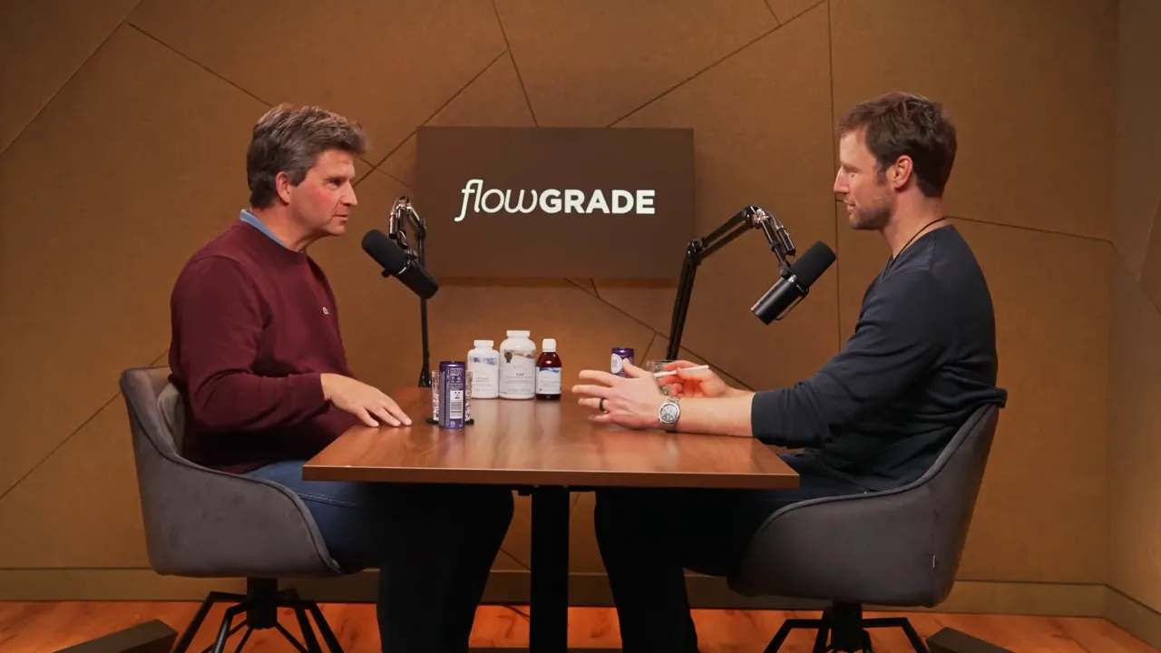 Zwei Personen im Podcast-Studio am Tisch mit verschiedenen Fläschchen und Produkten