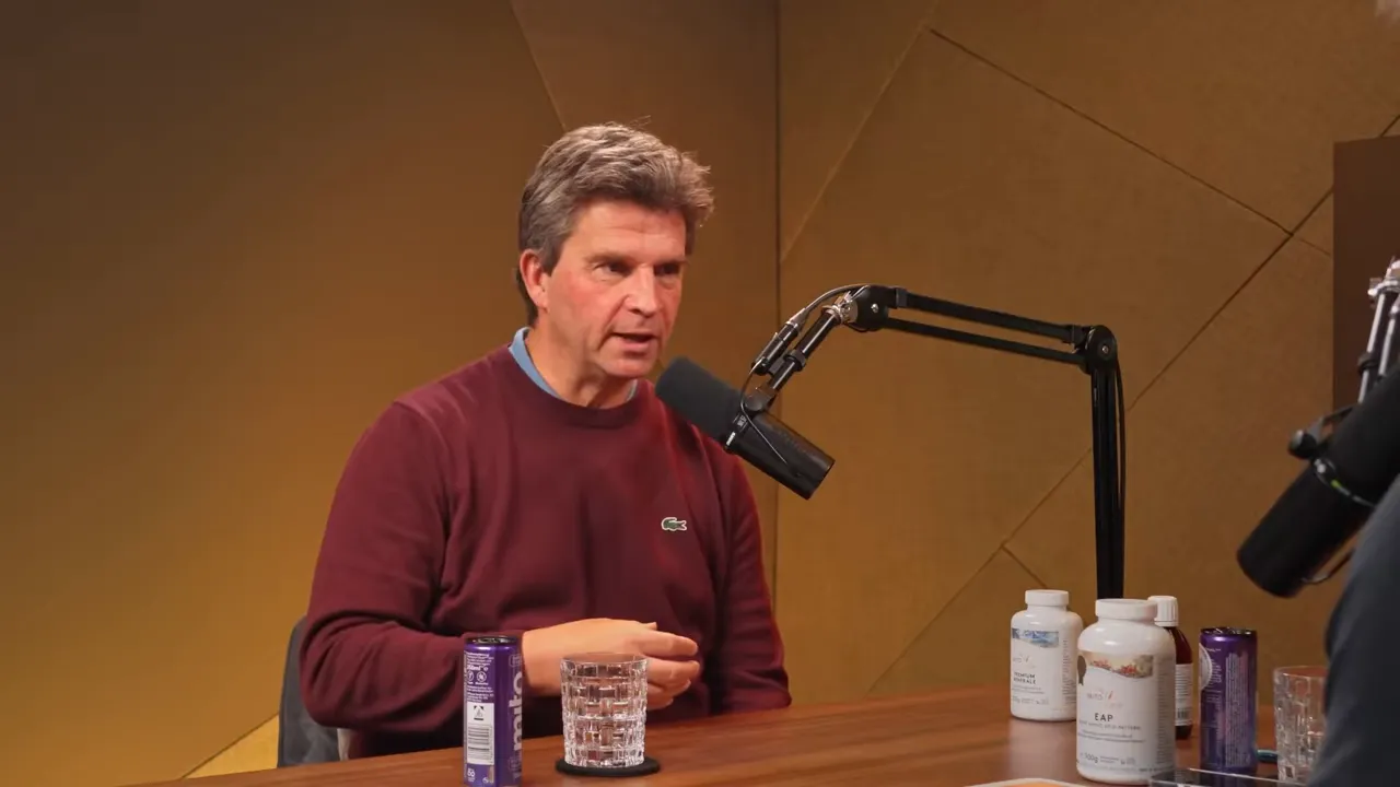 Sprecher im Studio mit Glas und Nahrungsergänzungsmitteln auf dem Tisch