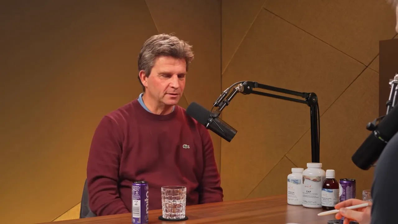 Studioaufnahme aus dem Podcast mit Person am Tisch, die über HDL und LDL als Transport- und Schutzmechanismen spricht
