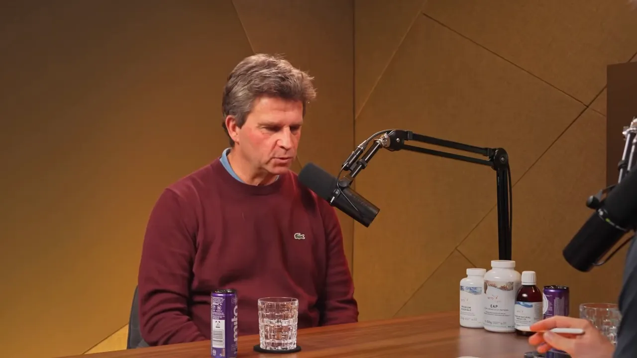 Podcast-Moderator im Studio mit Nahrungsergänzungen und Trinkglas