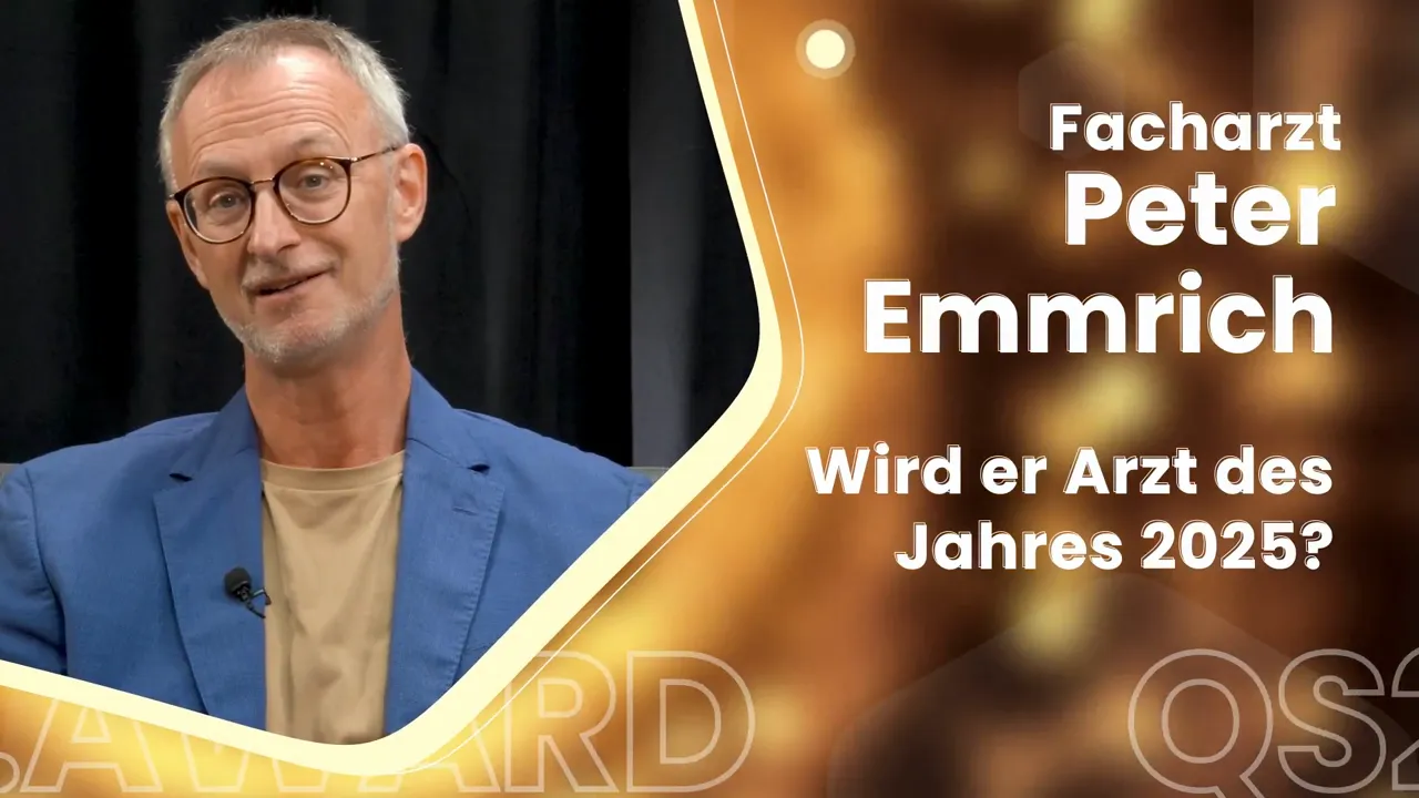 Weitwinkel-Studioaufnahme eines nominierten Arztes neben QS24-Award-Intro mit Titeltext