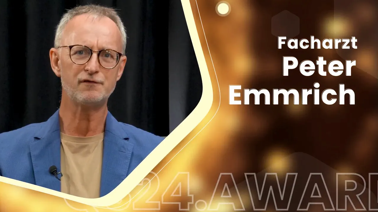 Peter Emmrich im blauen Sakko neben Schriftzug 'Facharzt Peter Emmrich' auf goldener QS24-Award-Grafik