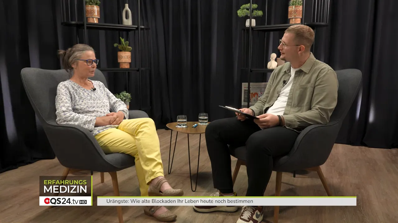 Moderator und Elisa Meyer begrüßen die Zuschauerinnen und Zuschauer