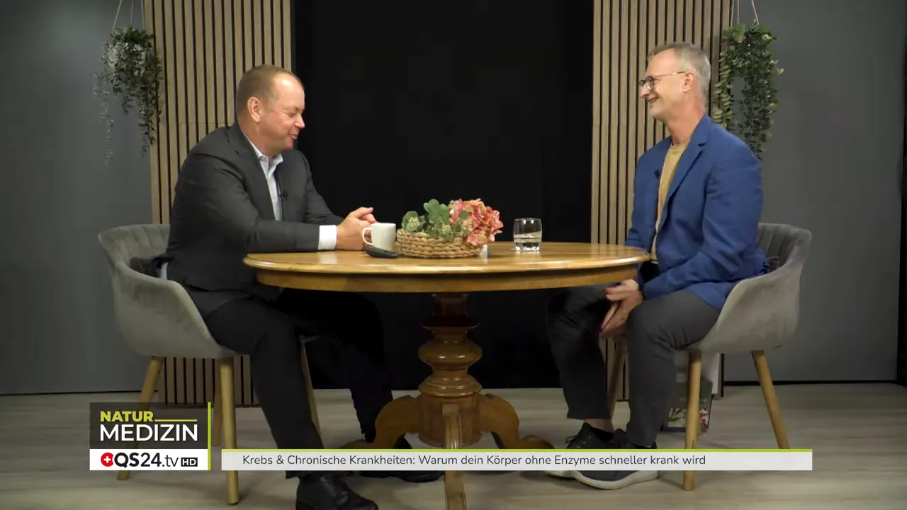 Krebs und Chronische Krankheiten - Interview mit Dr. Helmut Münch, Enzymforscher und Arzt 1 Begrüssung im Studio mit Alexander Glogg und Dr. Helmut Münch