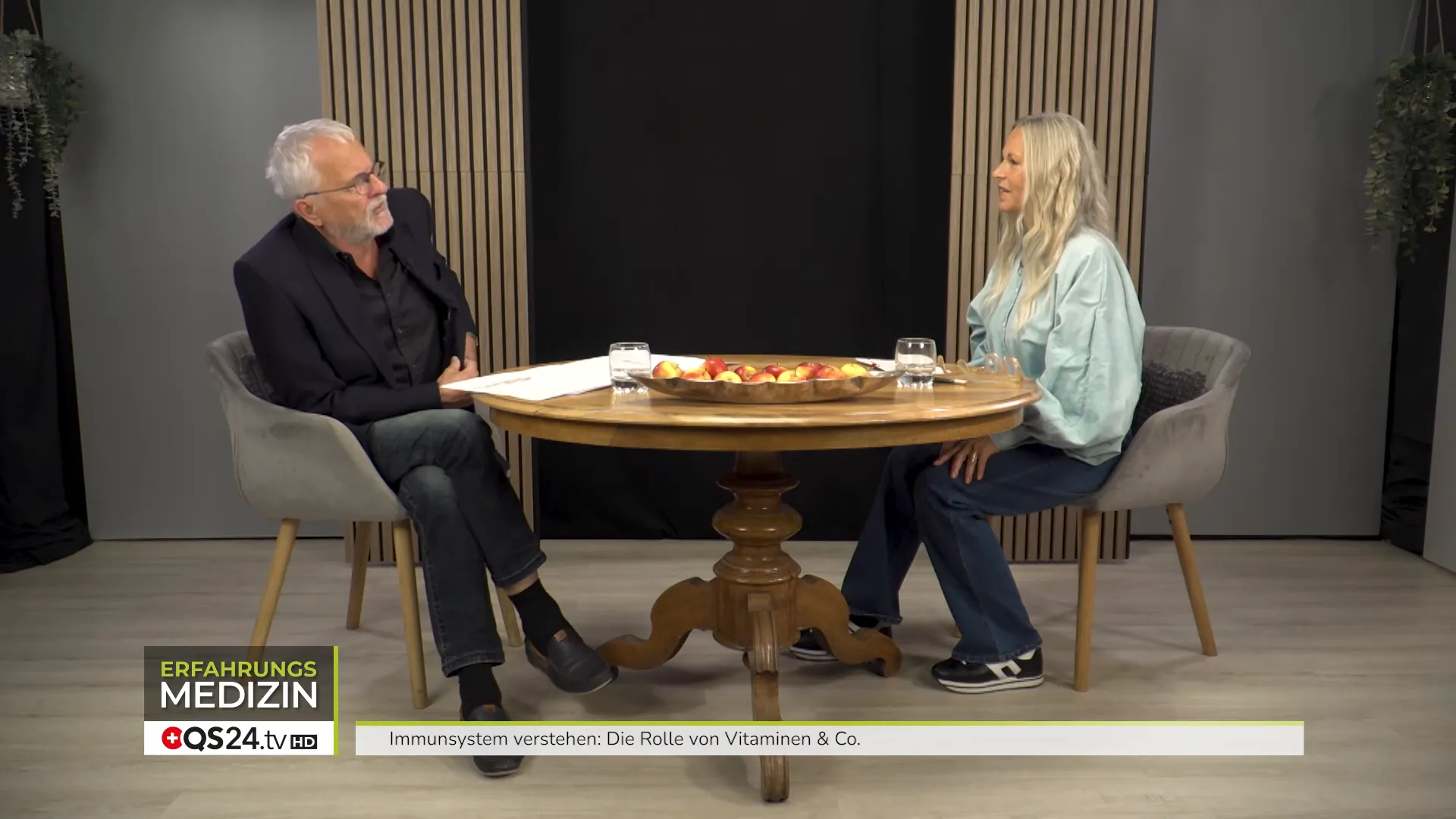 Die wahren Ursachen von Immunschwäche. Ein Interview mit Matthias Birnstiel, Biochemiker und Vitalstoffexperte 1 Moderatorin Britta und Experte Matthias im Studio am Bodensee