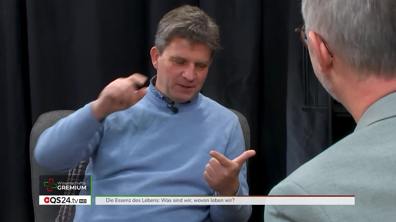 Experte im Studio erklärt die Grundidee hinter Frequenz und Ordnung im Gespräch