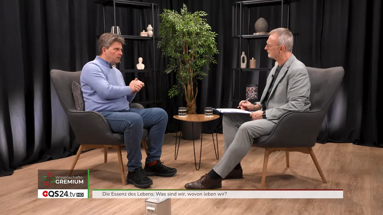 Zwei Interviewpartner im Studio diskutieren die Essenz des Lebens