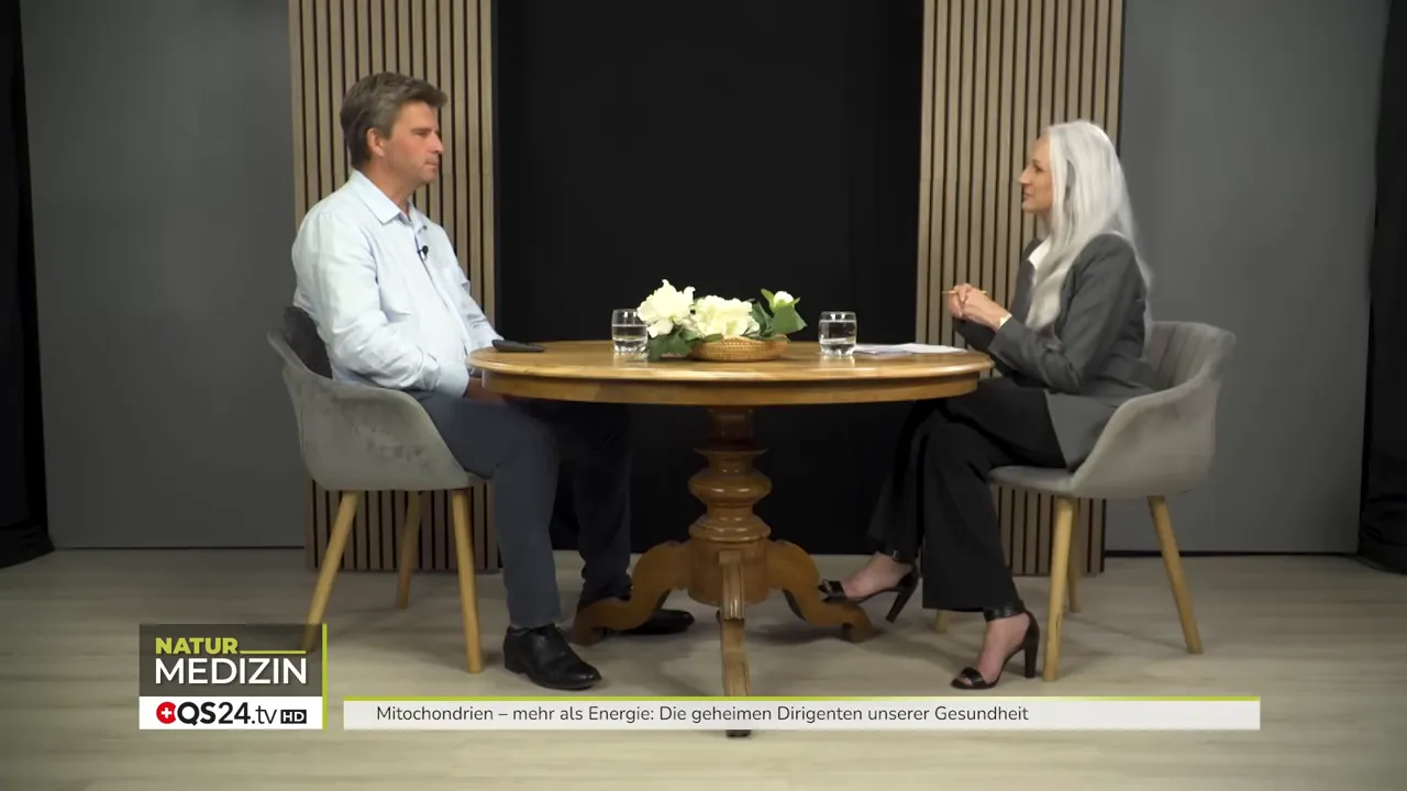 Interview im Studio zu Mitochondrien und Zellgesundheit mit zwei Gesprächspartnern