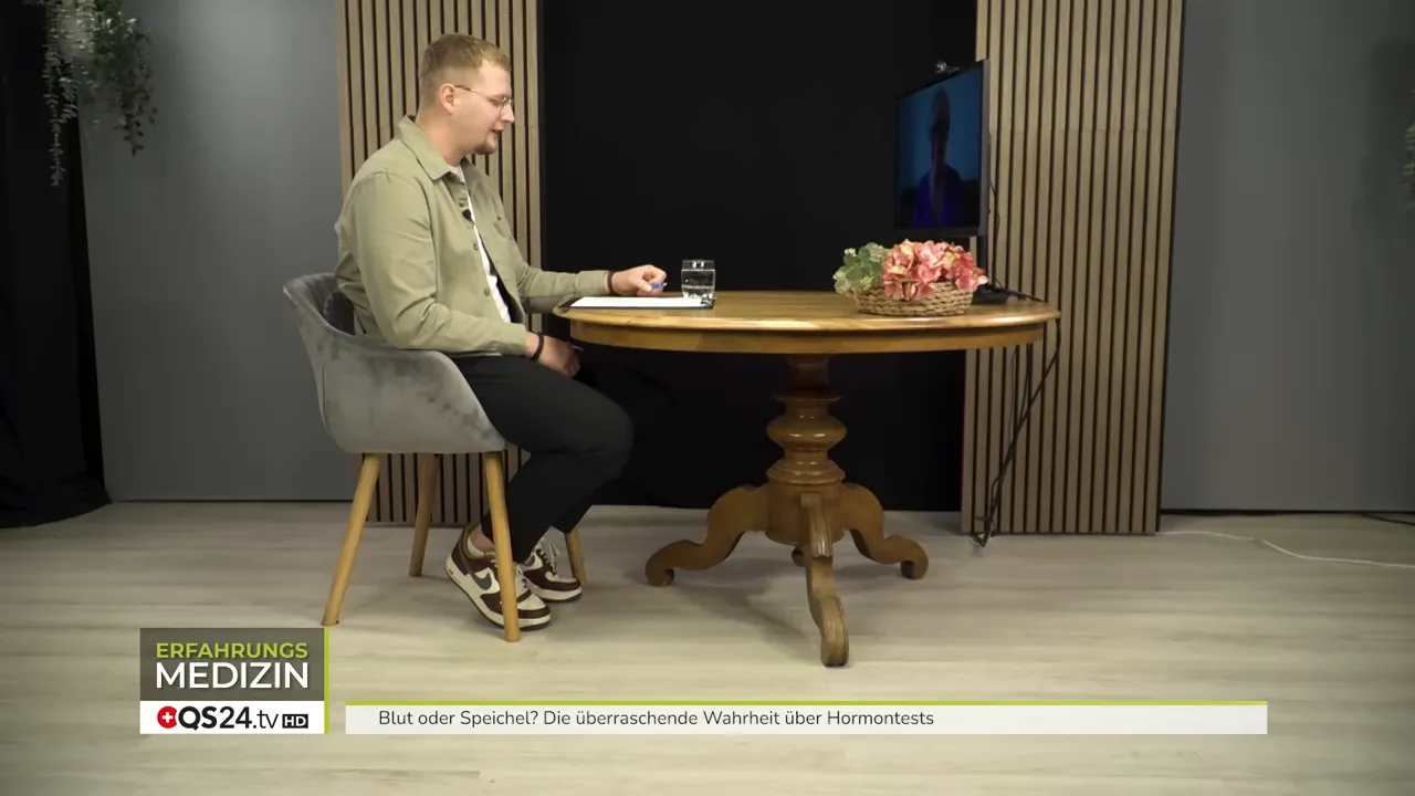 Moderator eröffnet das Interview mit Auftakt zur Hormonthematik
