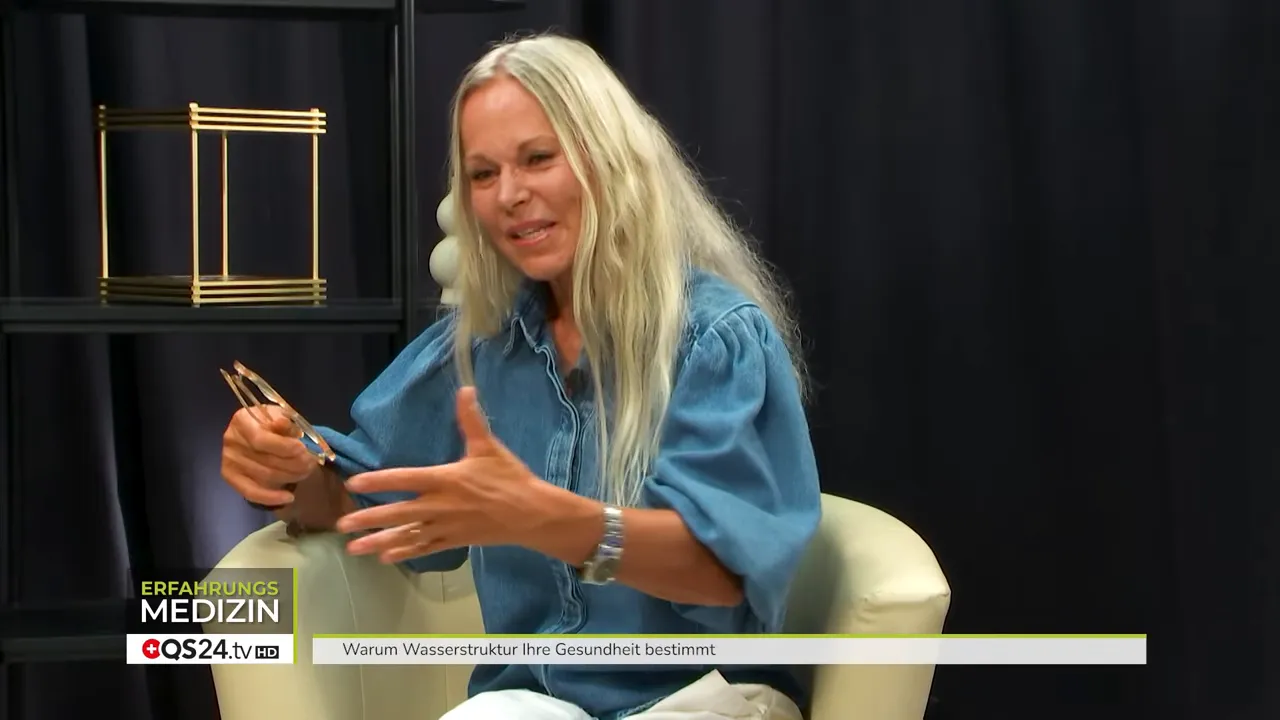 Warum die Wasserstruktur Ihre Gesundheit bestimmt - Interview mit Philipp Samor v. Holtzendorff-Fehling, Gründer von Leela Quantum Tech 6 Lela-Quantum-Flasche als Gebrauchsbeispiel