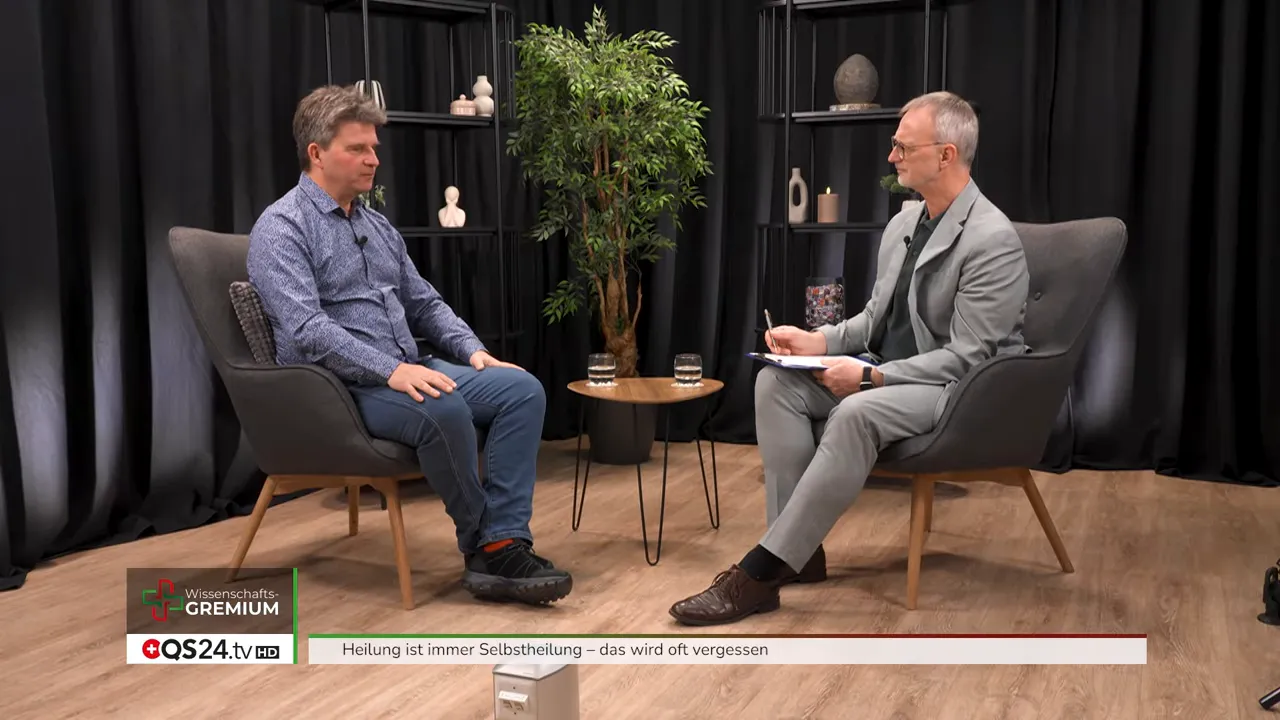 Interview-Screenshot mit zwei Personen im Studio zur sanften Regulation statt großer Eingriffe