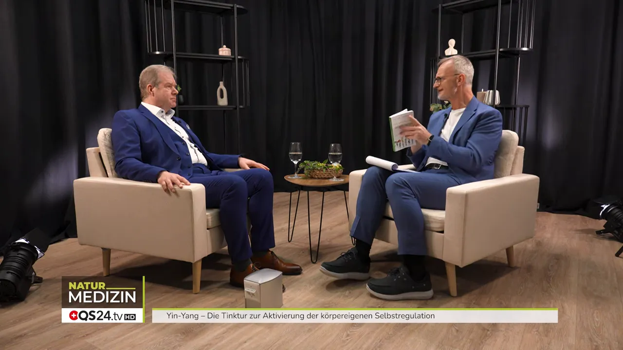 Alexander und Peter blättern im Buch