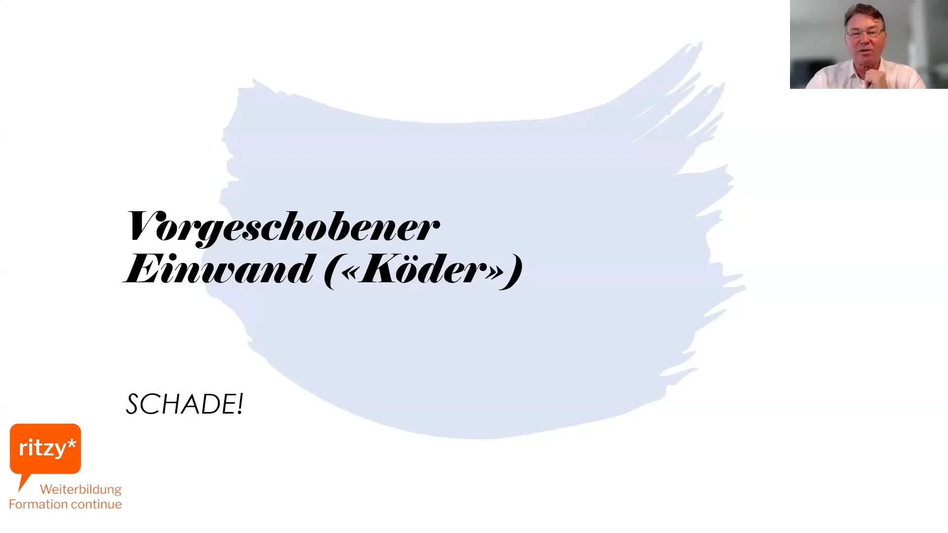 Rezeptionistin erklärt Zimmerkategorie und Upgrade-Option