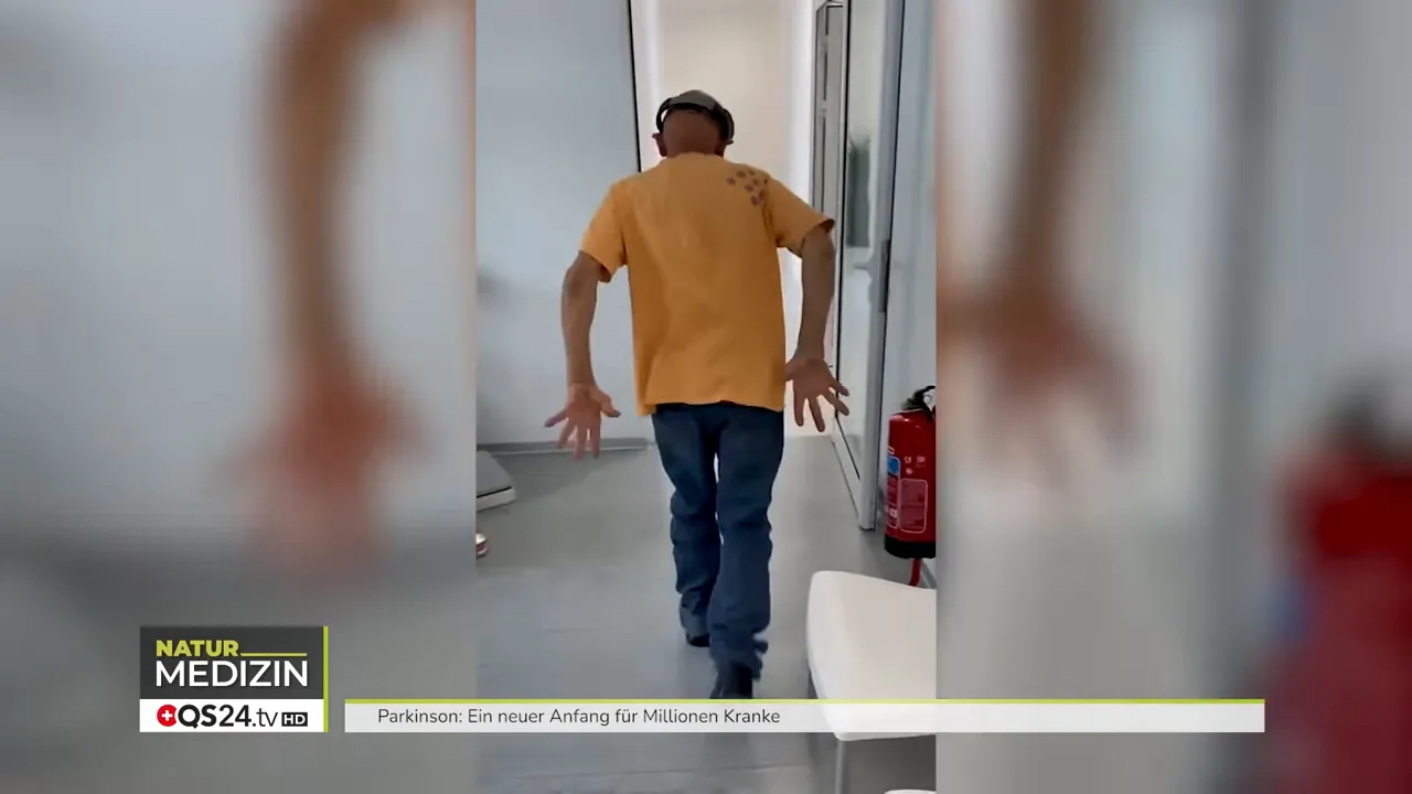 PLATO tDCS Gerät auf dem Kopf eines Patienten.