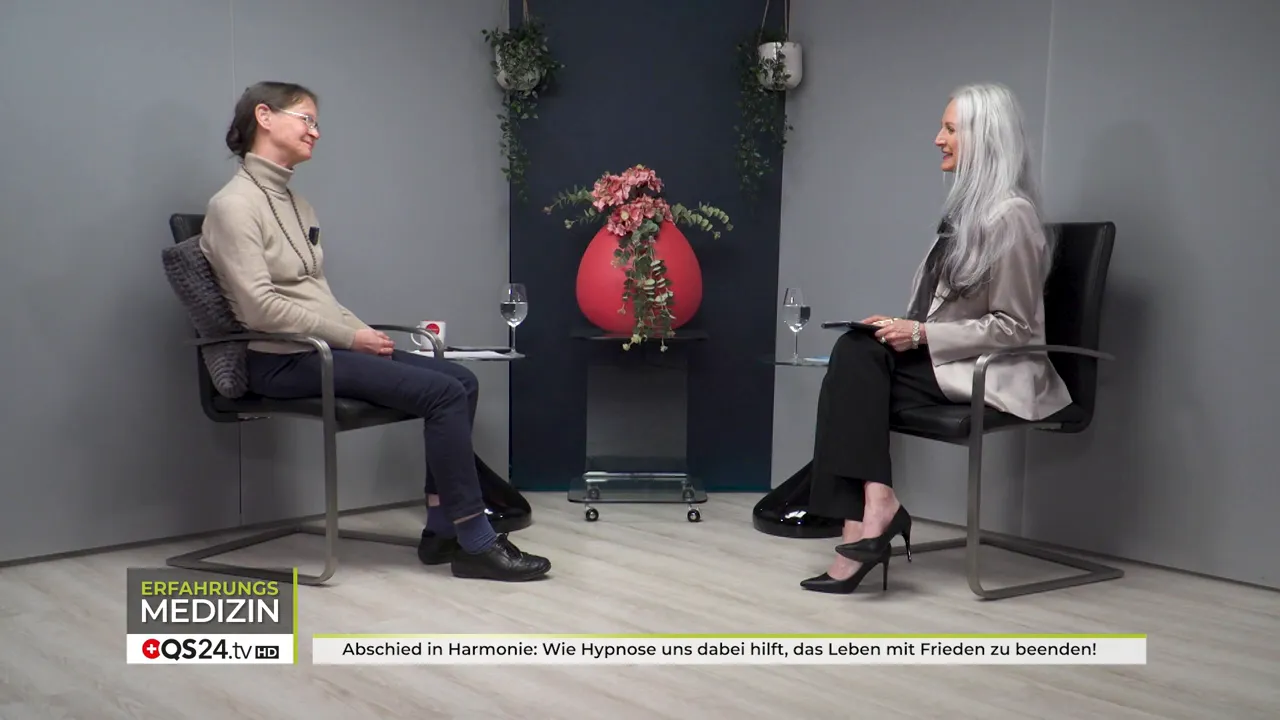 Moderatorin begrüßt Dr. Christa‑Maria Hempel im Studio