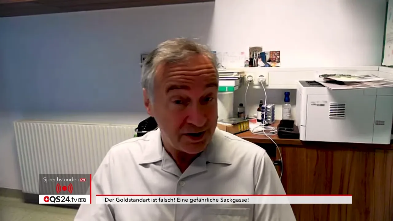 Warum der Goldstandard am Menschen vorbeiforscht - Interview mit Prof. Dr. med. Dr. rer. nat. M.Sc. Christian Schubert, Psychoneuroimmunologe 3 Experte deutlich sichtbar in einem Büro während eines Videocalls, gute Bildschärfe
